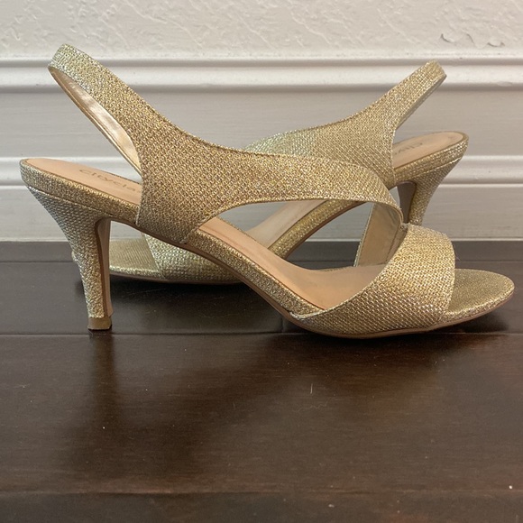 Very stylish golden heeled sandals - Picture 1 of 6